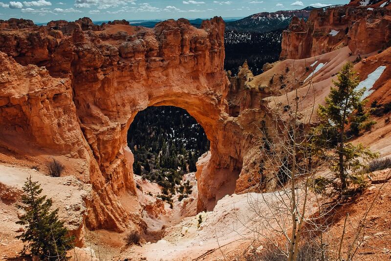 hike-into-the-heart-of-beauty:-bryce-canyon’s-most-popular-scenic-trek